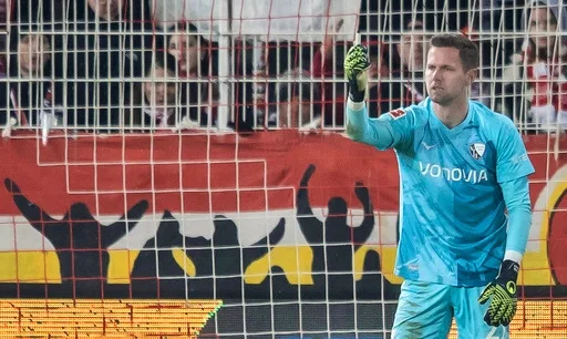 Bochum remporte sa deuxième victoire en Bundesliga après que le gardien de but ait été touché par un allume-feu