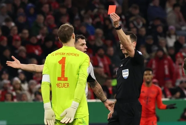 Coupe d’Allemagne : le Bayern Munich, éliminé en huitièmes de finale par le tenant du trophée, le Bayer Leverkusen. Neuer a reçu un carton rouge pour la première fois de sa carrière