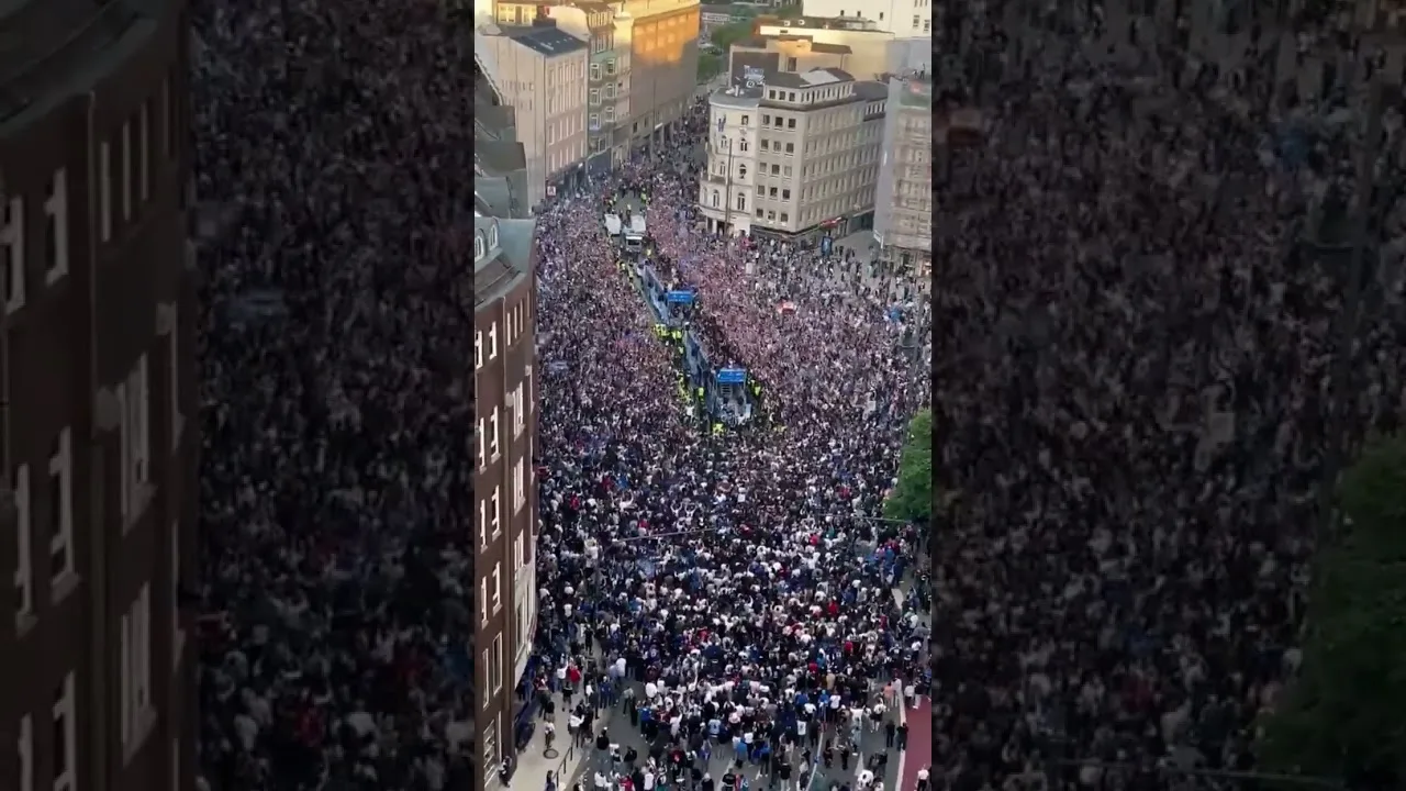 Hamburg feiert ! #hsv #hamburg #deutschland #bundesliga #fans #sport #fussball