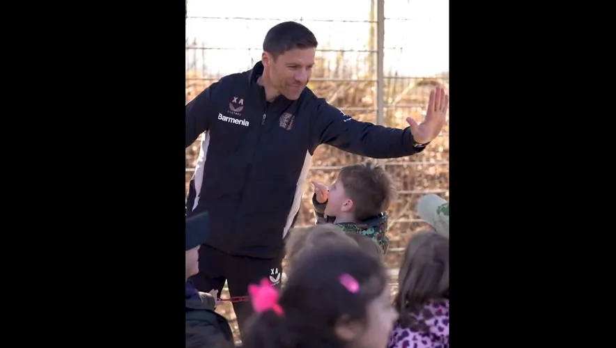 Bayer Leverkusen Boss Xabi Alonso rencontre les jeunes fans (vidéo) – News Soccer