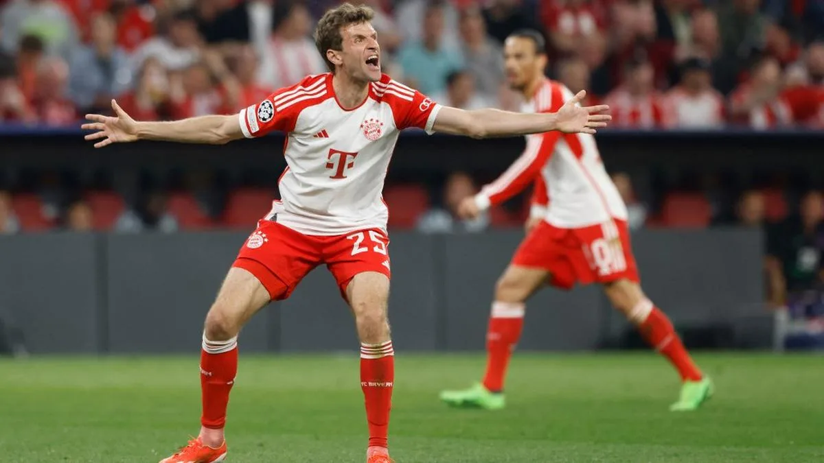 Les fans du Bayern Munich du traitement du club à Thomas Muller: pas digne!