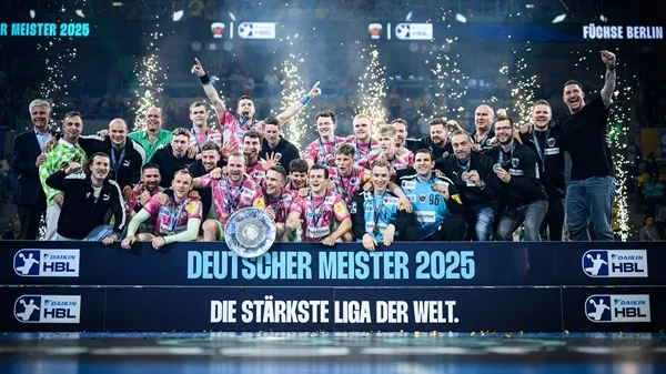 Füchse Berlin a finalement atteint le sommet de la Bundesliga.Berlin a battu Rhein-New Löwen 38-33 à T ..