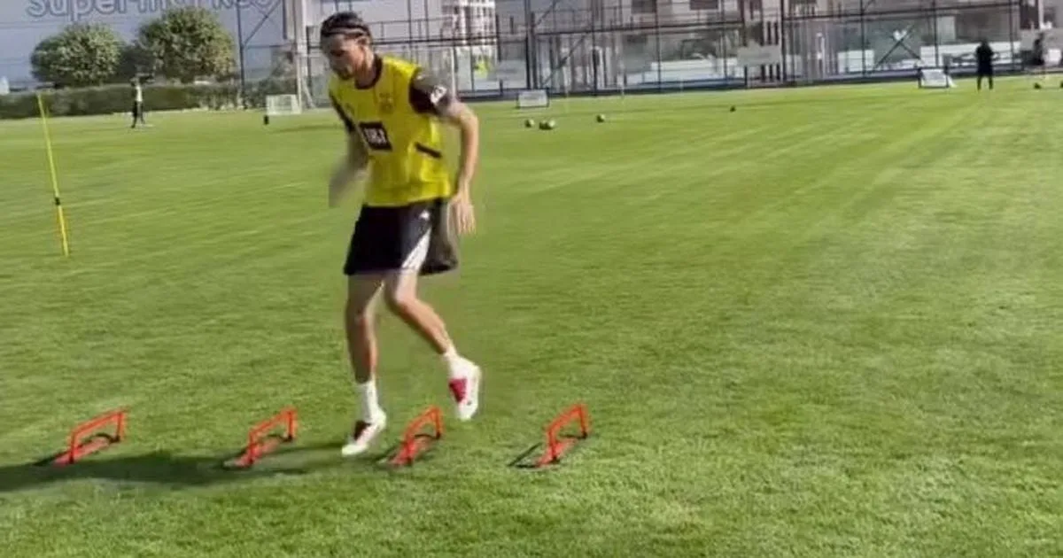 Oups : l’attaquant de Francfort s’entraîne avec le maillot du Borussia Dortmund sous la colère de ses propres fans
