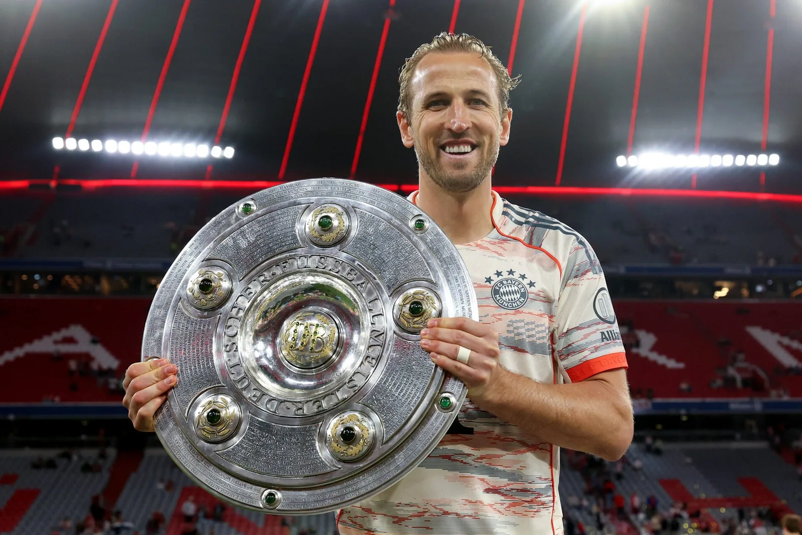 L’ancien attaquant de Tottenham, Harry Kane, partage le message «spécial» après avoir levé le titre de Bundesliga