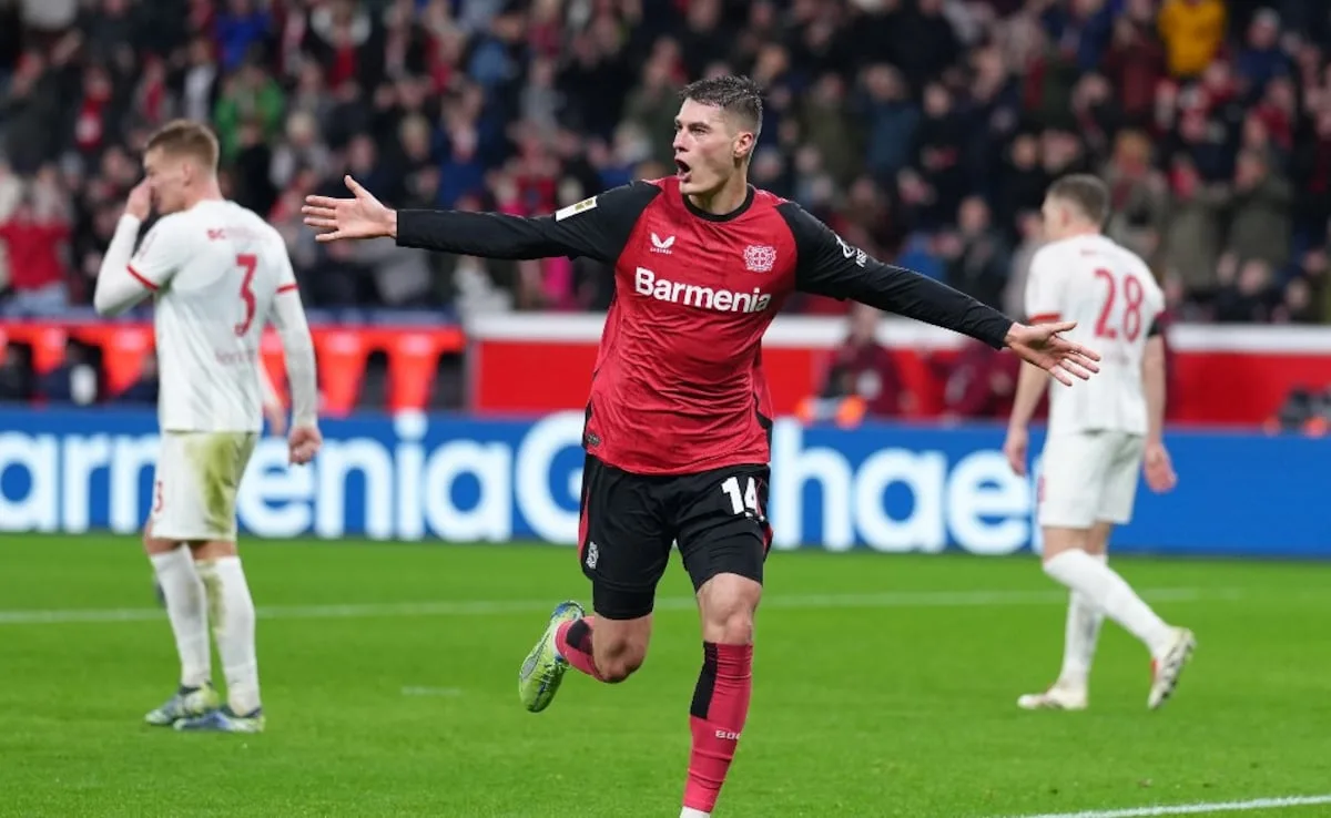 Patrik Schick marque quatre buts alors que le Bayer Leverkusen bat Fribourg 5-1 et rapproche le Bayern Munich
