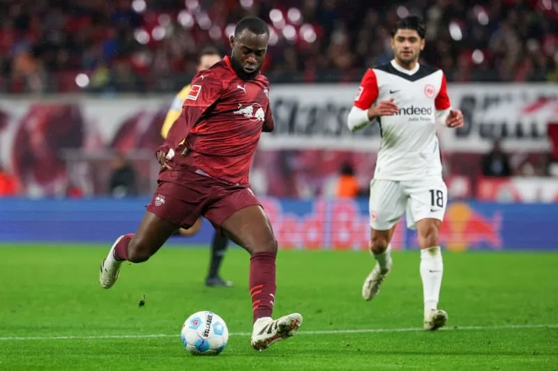 Leipzig bat Francfort 2-1 dans un match électrique de Bundesliga