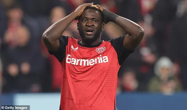 Le Bayer Leverkusen enquête sur une vidéo de Victor Boniface « excès de vitesse alors qu’il était sur son téléphone portable » six semaines seulement après avoir survécu à un horrible accident à 200 km/h