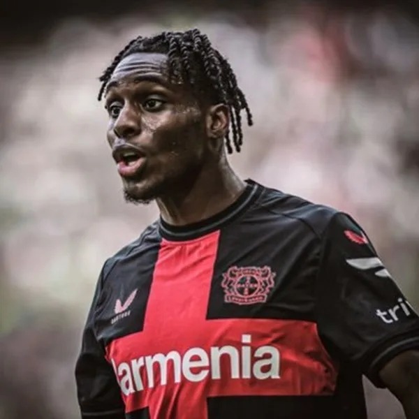 Jérémie Frimpong cadré pour le Bayer Leverkusen lors de la victoire contre l’Union Berlin