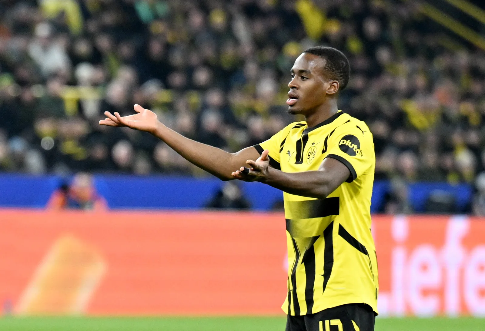 Guerre d’enchères : Liverpool et Chelsea visent le prodige de Borussia Dortmund Jamie Gittens, évalué à 100 millions d’euros.