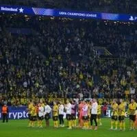Les joueurs du Borussia Dortmund remercient la foule après leur victoire 3-1 contre Barcelone.
