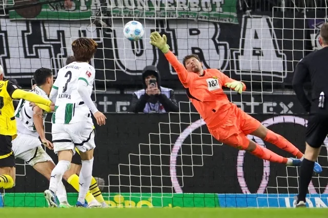 « Ce n’est certainement pas un penalty ! XX, sors d’ici. » Le Borussia Dortmund a fait match nul 1-1 au 13e tour.