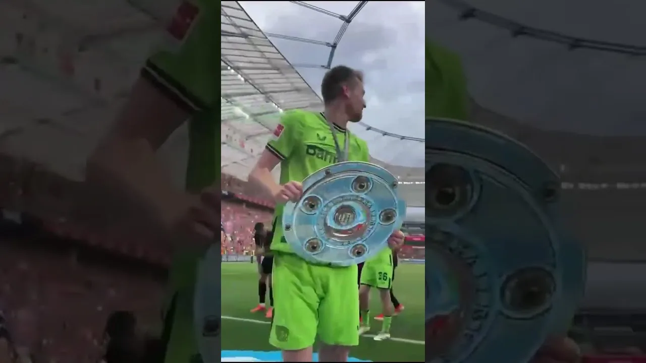 Hradecky apporte le trophée aux fans 🏆🎉